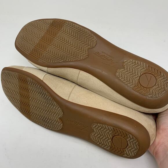 Trotters Women's Sz 9.5 Beige Flat Shoes Slip-On With Rhinestone Cap Toe Comfort - Picture 5 of 6
